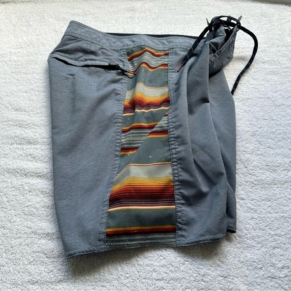 Vans Off The Wall Side Psych Board Shorts Blue with striped sides Size 31 Mens - Picture 4 of 5